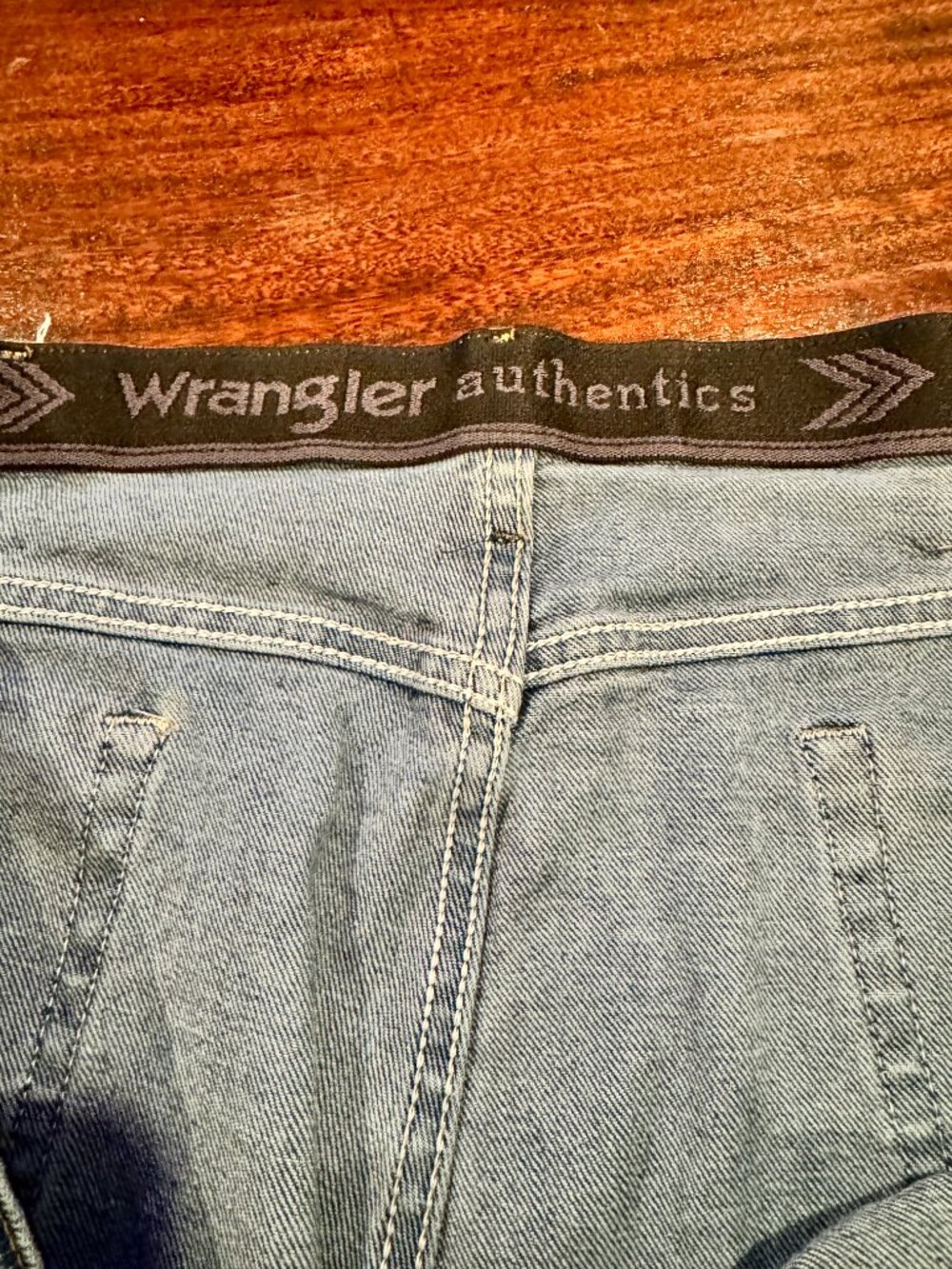 Wrangler Authentics Men’s Comfort Flex Waist Relaxed Fit Jeans 46x30 Light Blue - Picture 6 of 7